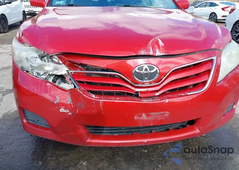 2010 Toyota Camry Le z USA, uszkodzony, nr VIN 4T1BF3EK2AU031761